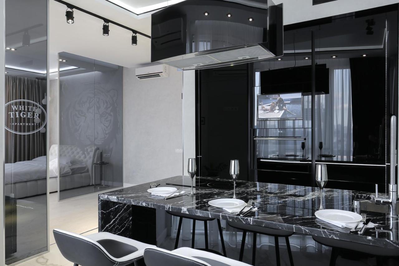 White Tiger Apartment In Smart Plaza Киев Экстерьер фото