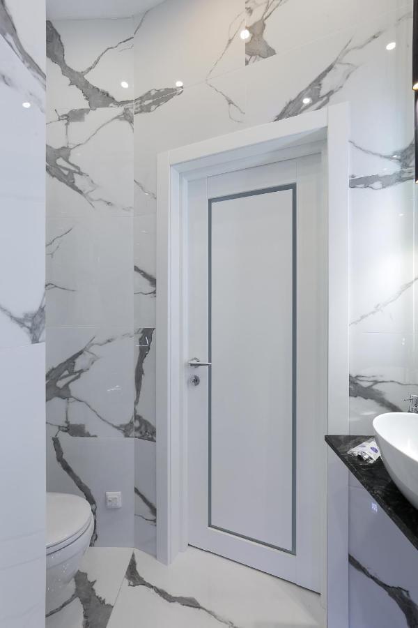 White Tiger Apartment In Smart Plaza Киев Экстерьер фото