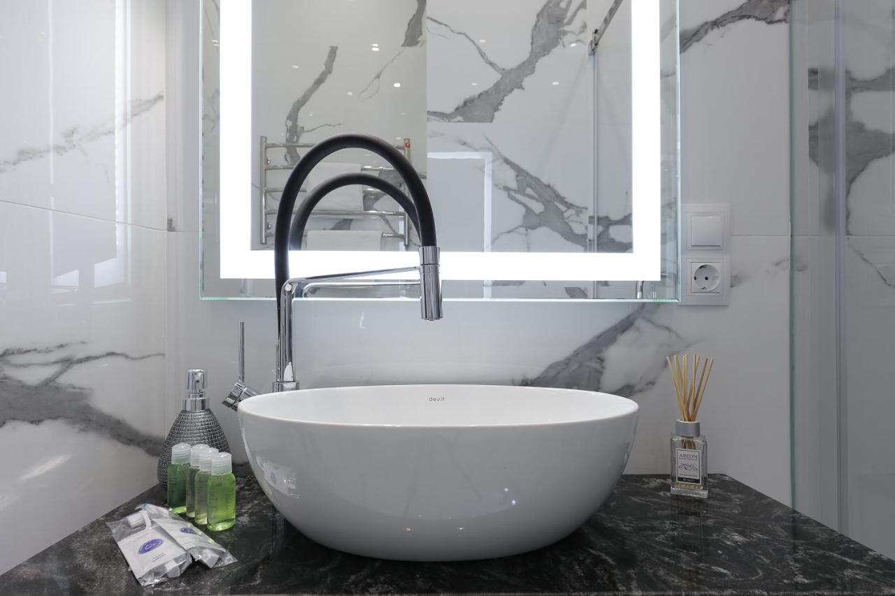 White Tiger Apartment In Smart Plaza Киев Экстерьер фото