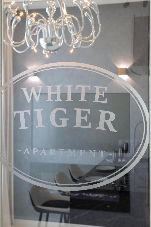 White Tiger Apartment In Smart Plaza Киев Экстерьер фото