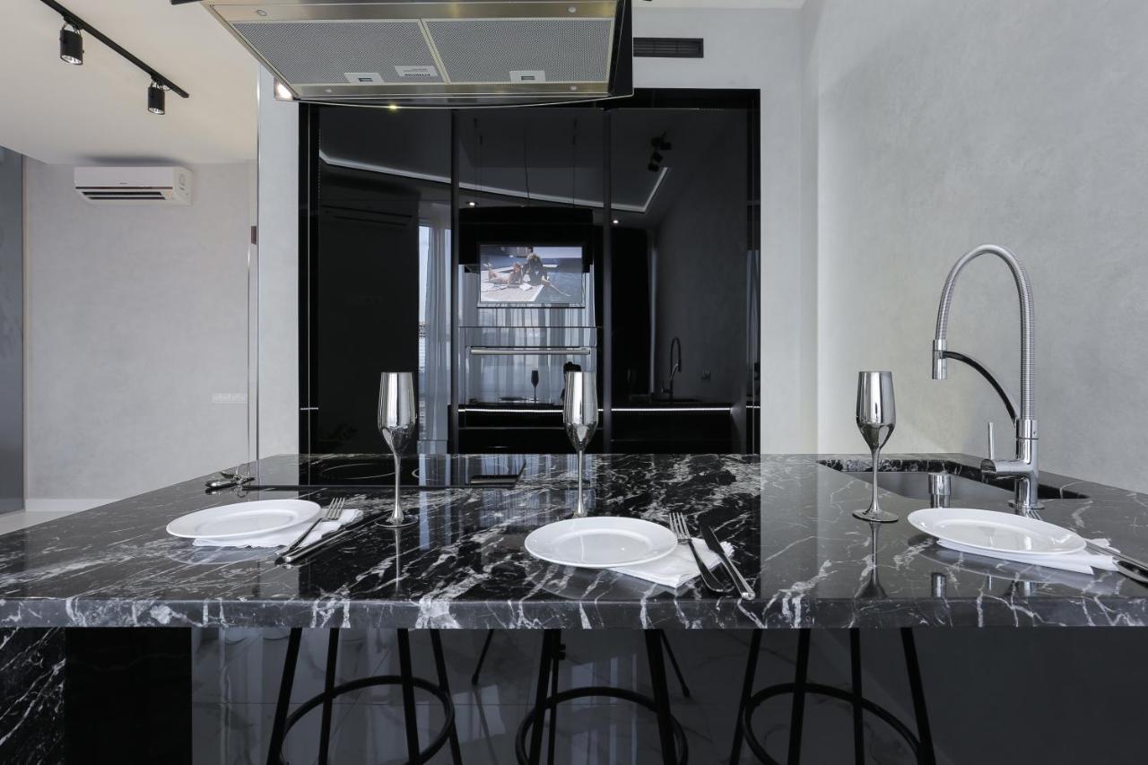 White Tiger Apartment In Smart Plaza Киев Экстерьер фото