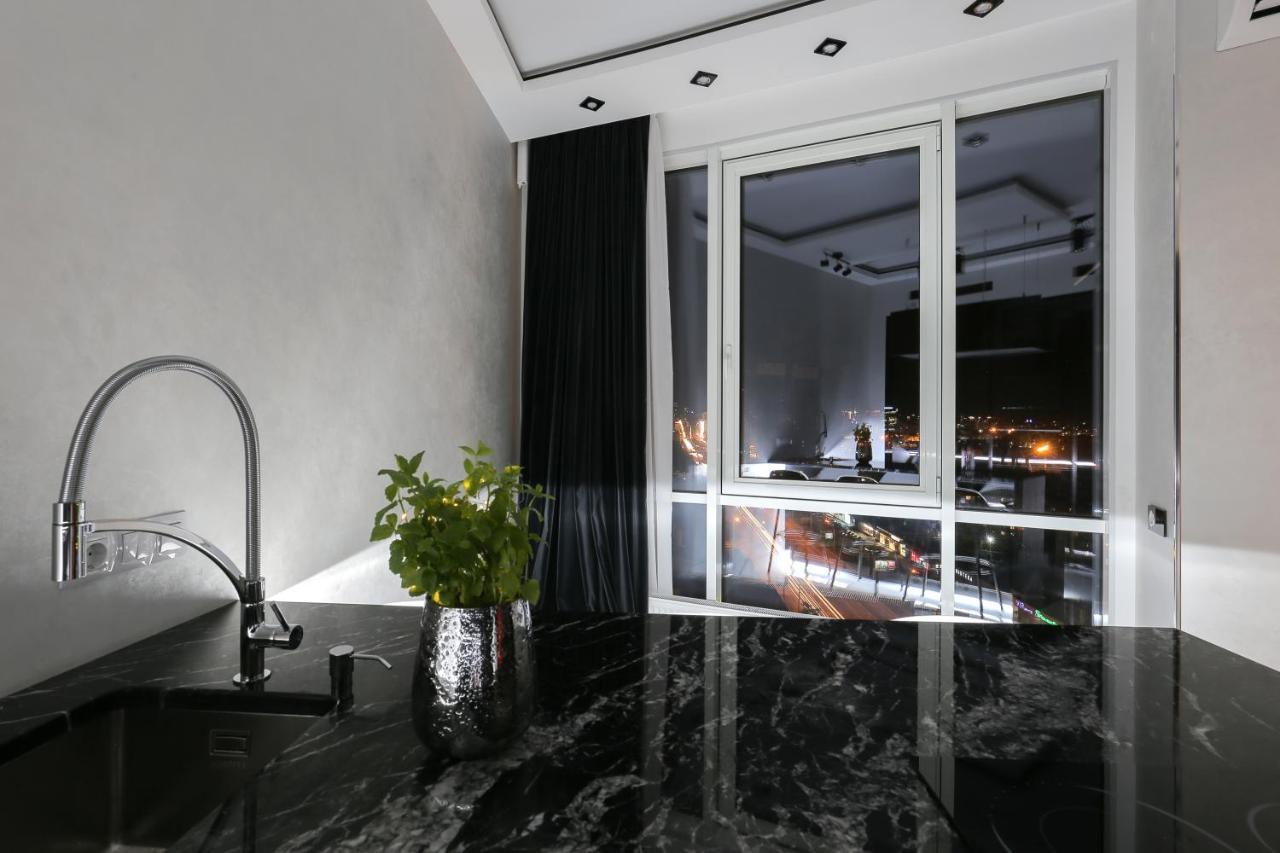 White Tiger Apartment In Smart Plaza Киев Экстерьер фото