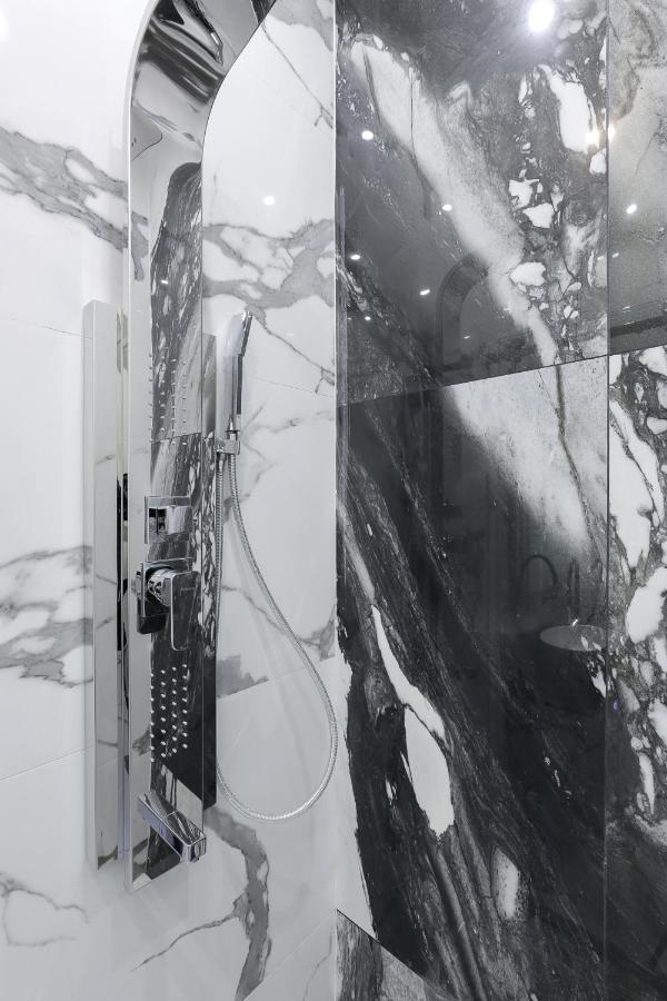 White Tiger Apartment In Smart Plaza Киев Экстерьер фото