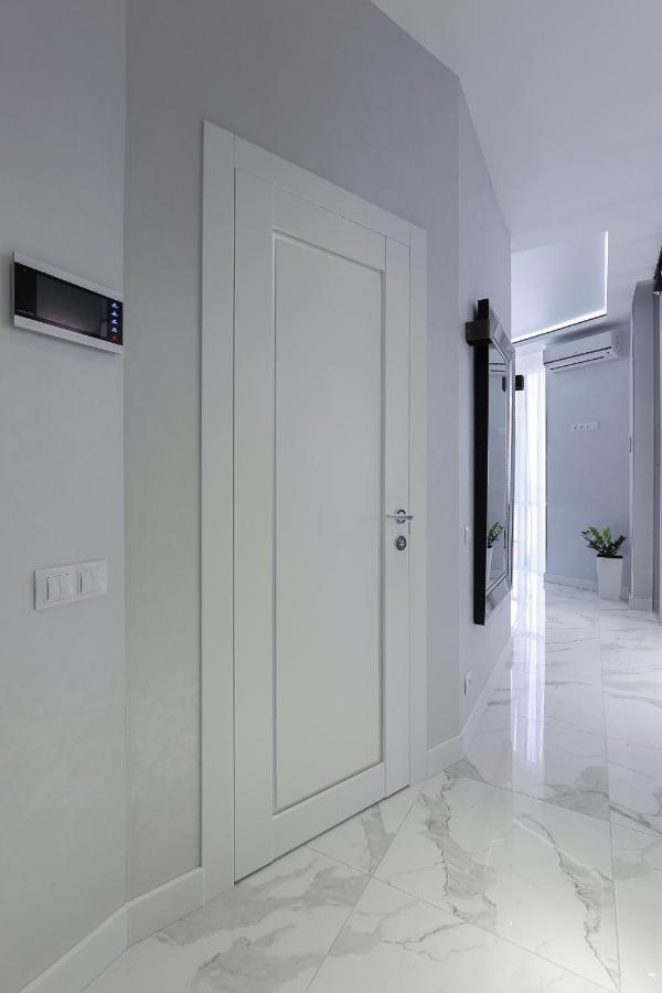White Tiger Apartment In Smart Plaza Киев Экстерьер фото